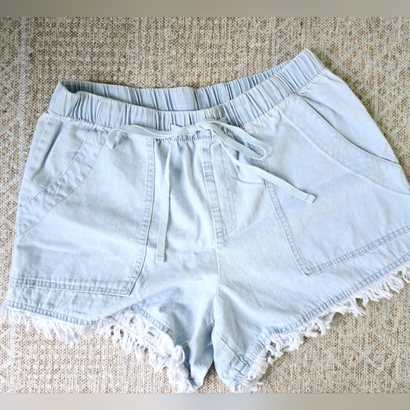 Jean shorts | size Large (but fits like a med)  | light blue | frayed hemline - Picture 6 of 7